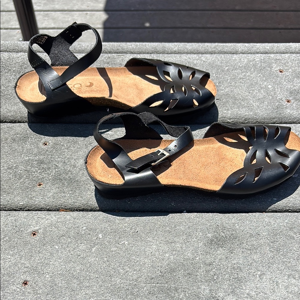 NWOT Lunita Women’s Black Leather Sandals, Peep Toe, Cut Out Design, Size 9 1/2 - Picture 10 of 17